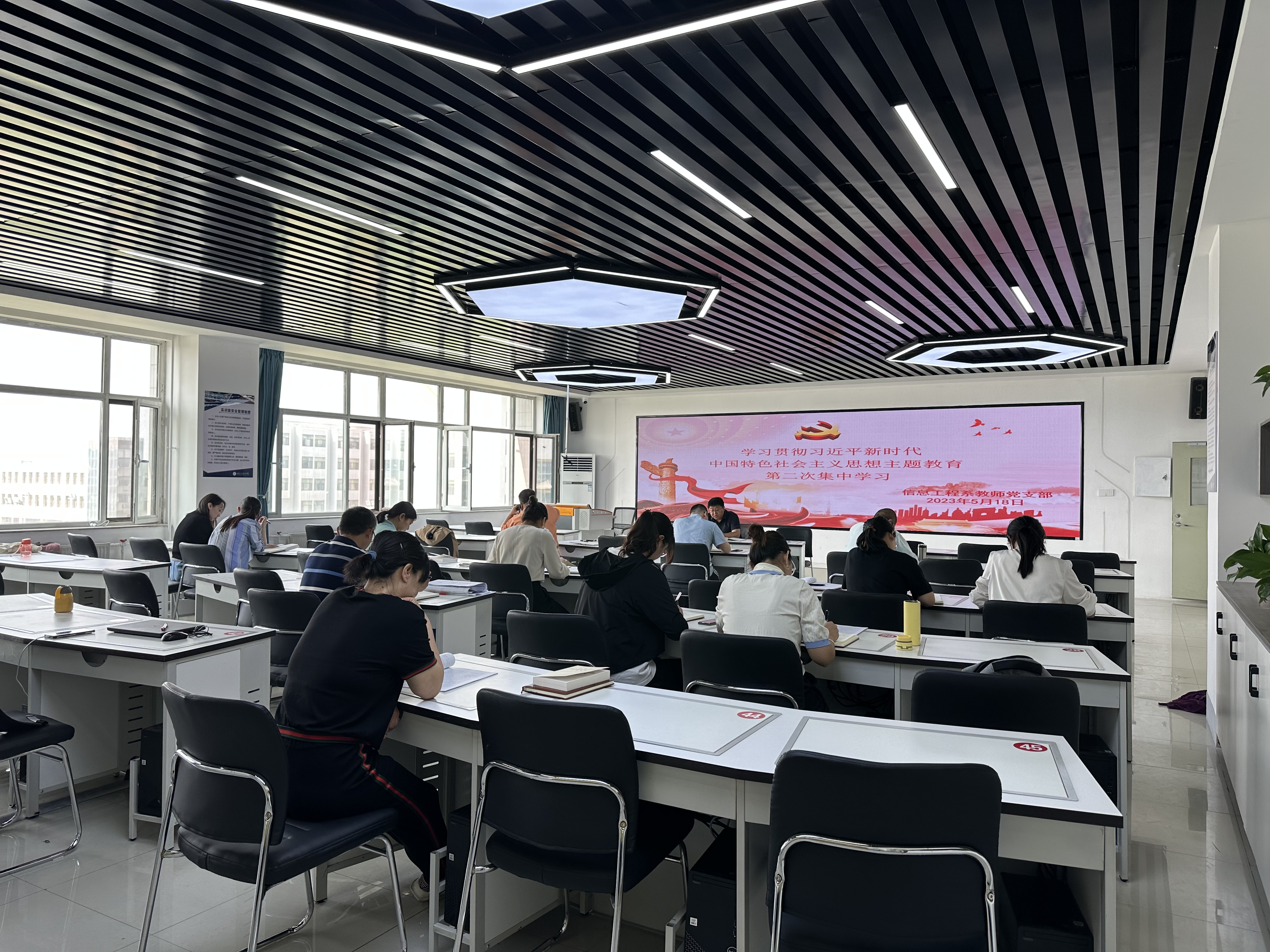 教师支部1.jpg 教师支部1.jpg