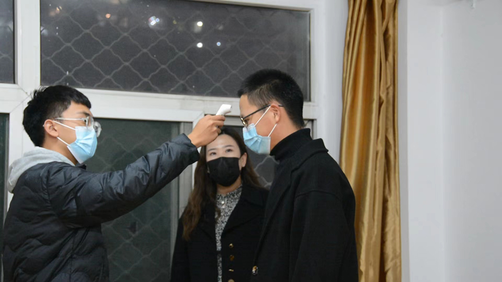 模拟情境1:学生发热于医务室测量体温.jpg 模拟情境1:学生发热于医务室测量体温.jpg